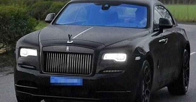 Hình ảnh chụp cầu thủ Pogba lái siêu xe Rolls Royce ra sân tập ở Carrington.