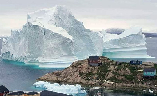 Băng trôi 11 triệu tấn &#34;ghé chơi&#34;, cả ngôi làng ở Greenland nín thở - 1