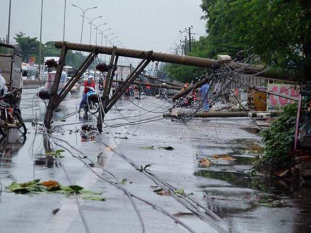 Lốc quật gãy hàng loạt trụ điện trên Quốc lộ 51