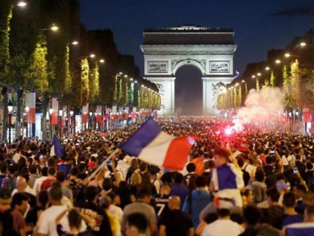 Trực tiếp không khí chung kết World Cup, Pháp - Croatia: CĐV siêu cuồng nhiệt