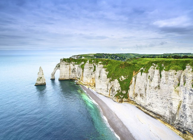 3.Vách đá Étretat, Normandy

Nằm dọc theo bờ biển Alabaster của Pháp, những vách đá này không chỉ có những bức tường dốc ấn tượng và khung cảnh nhìn từ trên cao tuyệt đẹp.