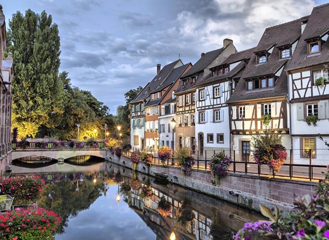 8.Colmar, Alsace

Colmar rất xinh đẹp và quyến rũ hầu hết mọi ngóc ngách, thật tuyệt vời nếu được đi dạo trên con kênh, ngắm nhìn những ngôi nhà bằng gỗ đầy màu sắc rợp bóng hoa.