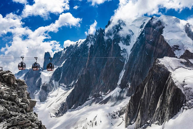 11.Mont Blanc, Chamonix

Nơi này là địa điểm thám hiểm cùng trượt tuyết đầy thách thức dành cho tất cả mọi người. Đồng thời nó còn là nơi truyền cảm hứng cho các nhà thơ và họa sĩ.