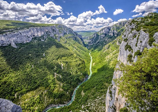 18.Gorges du Verdon

Thung lung này được hình thành bởi dòng sông Verdon Alpine nổi tiếng, là nơi có dòng nước màu ngọc lam rực rỡ chảy vào các hang động đá vôi.