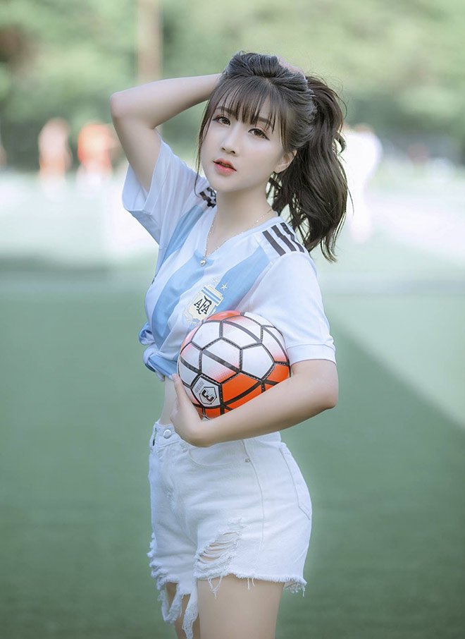 Chung kết World Cup: Hot girl Việt mê bóng đá thi nhau cổ vũ Croatia - 1