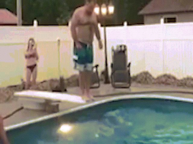 Người đàn ông nặng cân nhảy cầu trên bể bơi và cái kết hài hước