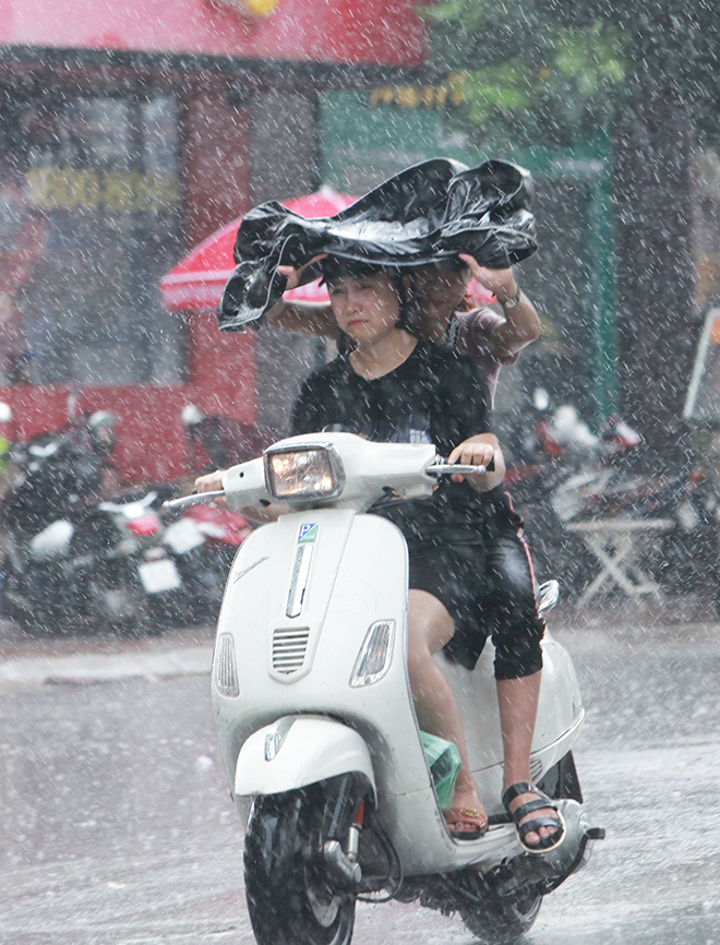 Đợt mưa dông đang diễn ra ở miền Bắc kéo dài đến khi nào? - 1