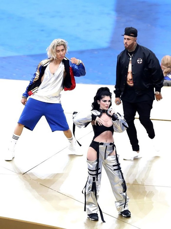 Era Istrefi, Will Smith và Nicky Jam được giao trọng trách hát bế mạc World Cup. Tuy nhiên đến nay sự xuất hiện của Era vẫn gây nhiều tranh cãi bởi cô ca sĩ có những vấn đề về chính trị và tôn giáo trong một MV ca nhạc.