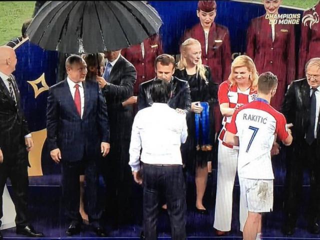 Bế mạc World Cup: Tổng thống Putin bị chỉ trích vì… được che mưa