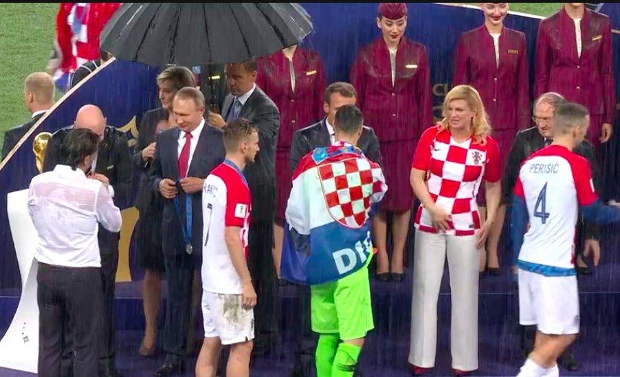 Bế mạc World Cup: Tổng thống Putin bị chỉ trích vì… được che mưa - 1