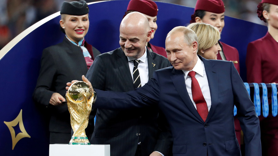 Món quà ông Putin tặng người hâm mộ nước ngoài hậu World Cup - 1