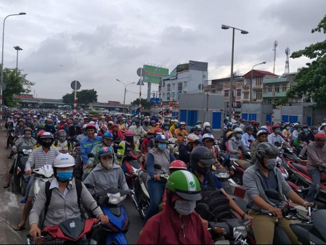 2 vụ va chạm giao thông, ngàn người “chôn chân” ở cửa ngõ Sài Gòn