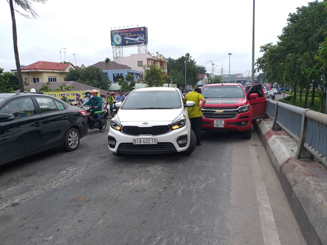 2 vụ va chạm giao thông, ngàn người “chôn chân” ở cửa ngõ Sài Gòn - 1