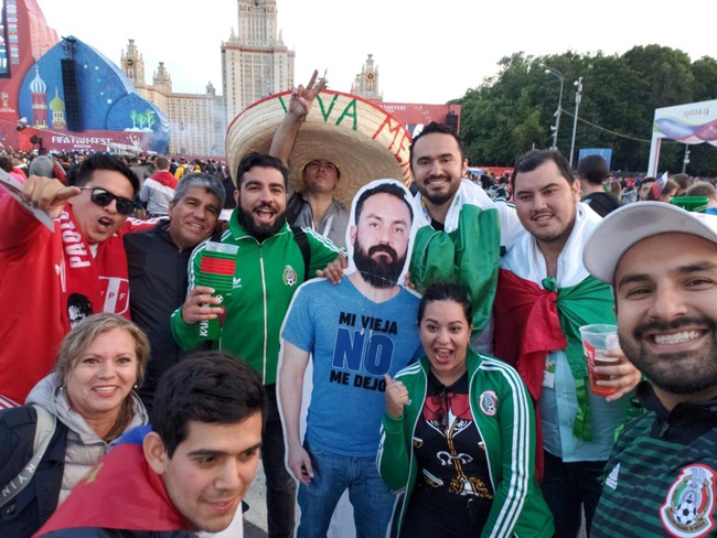 Hình ảnh cổ động viên Mexico không được vợ cho đi xem World Cup.