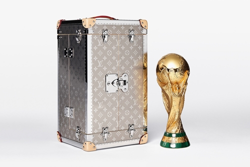 Mãn nhãn vali Louis Vuitton ôm trọn cúp vàng World Cup 2018 - 1