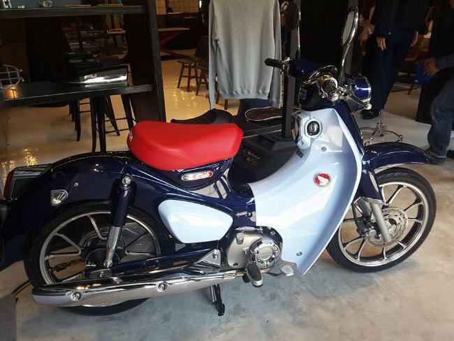 Cách đây chưa lâu, làng xe Việt đã có phần “xao động” khi 2018 Honda Super Cub C125 bản xanh nhạt được nhập về. Chưa thỏa mãn, một hãng phân phối xe tư nhân lại vừa nhập Super Cub C125 bản đặc biệt. Ảnh 2018 Honda Super Cub C125 bản đặc biệt.