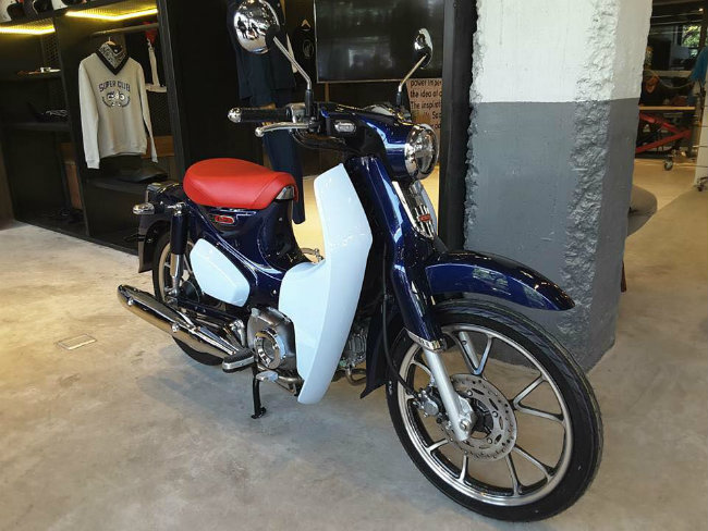 2018 Honda Super Cub C125 tạo ấn tượng mạnh với thiết kế tân cổ điển, mang âm hưởng xe điện tương lai EV Cub mà Honda từng trình diện bản concept.