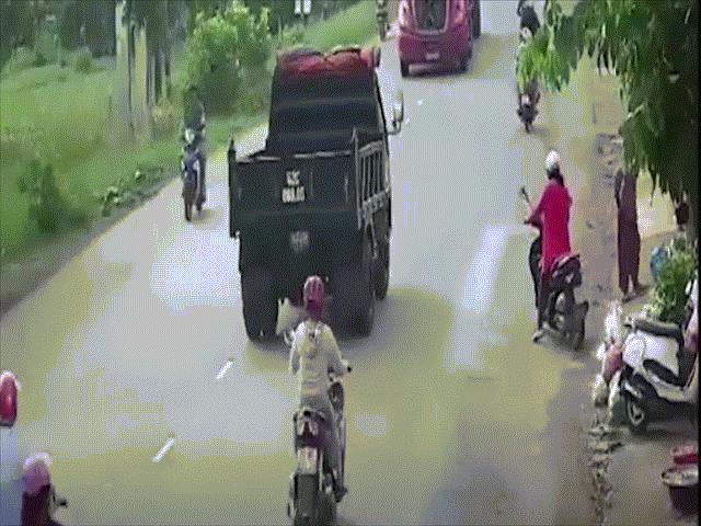 Clip: Kinh hoàng xe container “điên” tông người văng tứ tung