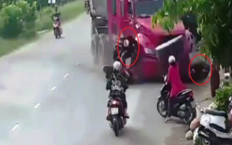 Clip: Kinh hoàng xe container “điên” tông người văng tứ tung - 2