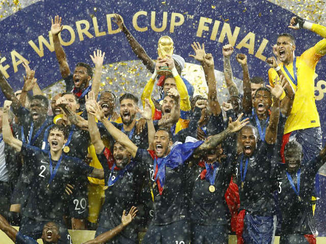 Pháp vô địch World Cup: Deschamps nghẹn lời, Vua Pele xếp Mbappe ”chung mâm”