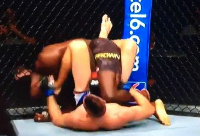 UFC: Knock-out không tưởng, nằm sàn tung đòn “búa tạ”, đối thủ ngất lịm - 1
