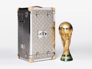 Xu hướng thời trang - Mãn nhãn vali Louis Vuitton ôm trọn cúp vàng World Cup 2018