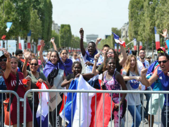 Trực tiếp vua World Cup Pháp về nước: Khải Hoàn Môn rực rỡ, triệu fan nín thở