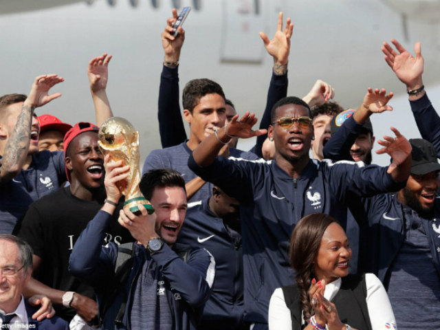 Trực tiếp vua World Cup Pháp về nước: Dàn SAO hạ cánh, 500.000 fan chào đón