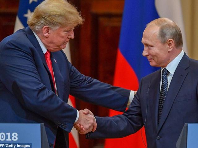 Cái nháy mắt kỳ lạ của ông Trump khi gặp ông Putin