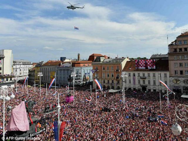 Người hùng World Cup Croatia về nước, triệu fan ”bao vây”, tắc đường như U23 VN