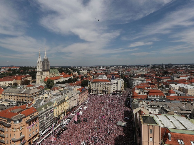 25 vạn người Croatia đổ ra đường đón &#34;anh hùng&#34; trở về từ World Cup - 3