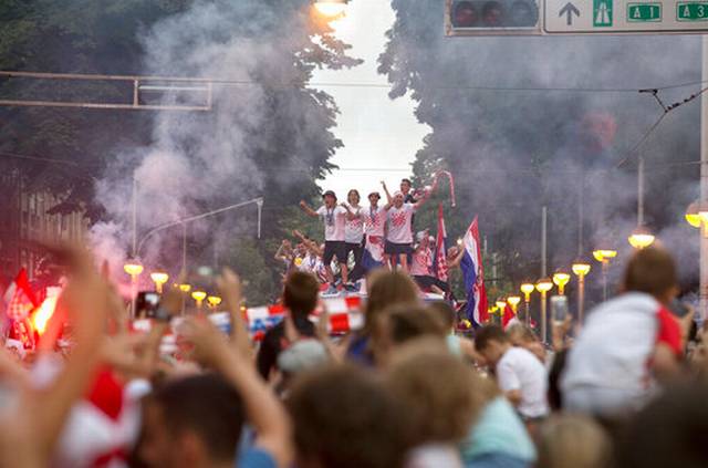 25 vạn người Croatia đổ ra đường đón &#34;anh hùng&#34; trở về từ World Cup - 4