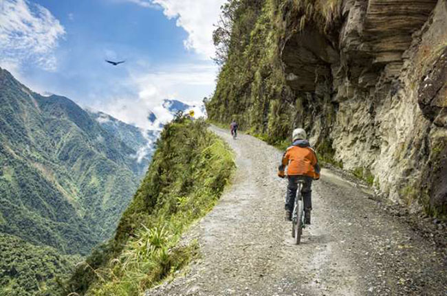 Old Yungas Road- Bolivia: Được biết đến với cái tên “Con đường chết”, Yungas Old đã được Ngân hàng Phát triển Quốc tế đặt tên là “con đường nguy hiểm nhất thế giới” vào năm 1995.