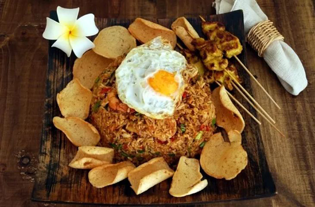 Nasi Goreng: Là một trong những món ăn đặc trưng của Indonesia, nasi goreng là một đĩa cơm chiên với trứng, tôm (gà, cá khô muối, thịt dê, hoặc bất cứ thứ gì bạn chọn), ớt, và rau.