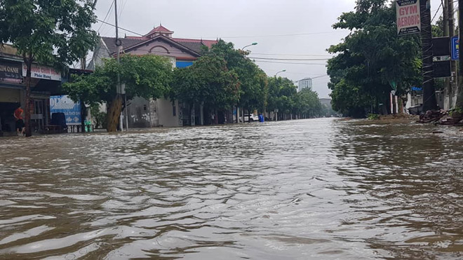 Mưa to nhiều ngày liên tục, người dân TP.Vinh không dám ra khỏi nhà - 4