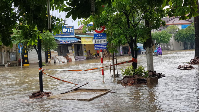 Mưa to nhiều ngày liên tục, người dân TP.Vinh không dám ra khỏi nhà - 1