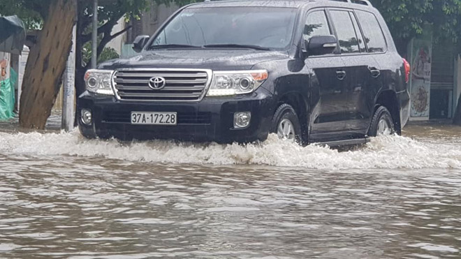 Mưa to nhiều ngày liên tục, người dân TP.Vinh không dám ra khỏi nhà - 5