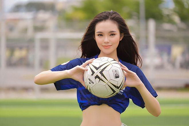 Người đẹp tát Angela Phương Trinh bất ngờ sexy trên sân bóng - 1