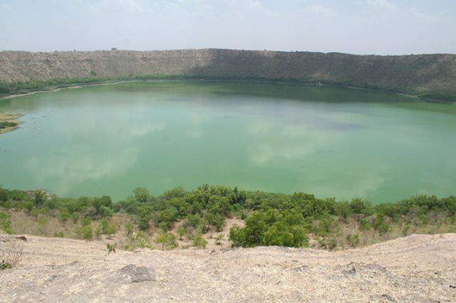 Lonar Crater, Maharashtra: Miệng núi lửa Lonar, nằm ở quận Buldana của Maharashtra, được cho là đã hình thành khi một thiên thạch rơi xuống đất khoảng 50.000 năm trước. Hiện là nhà của một loạt các loài động vật hoang dã.