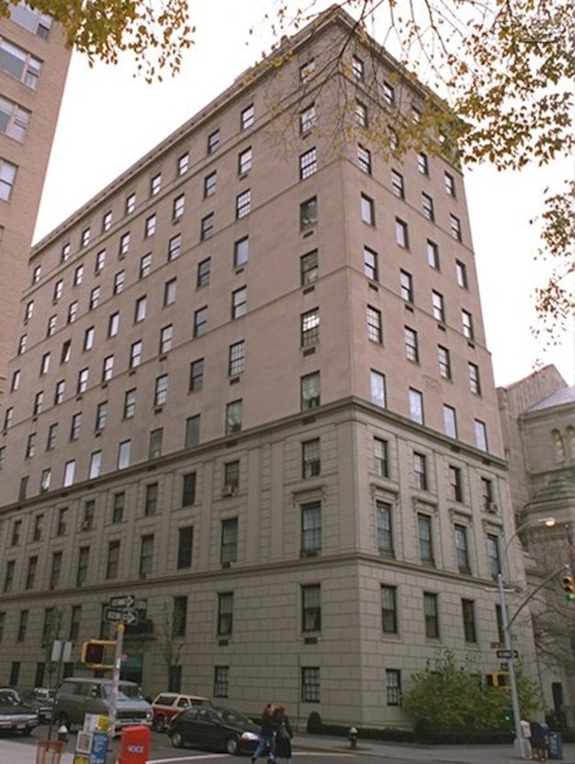 Năm 2011, Paul Allen mua một căn penthouse trong tòa nhà Upper East Side ở Manhattan, New York với giá 25 triệu USD. 