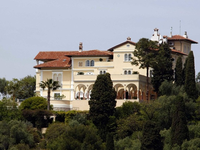 Bên cạnh các khu bất động sản ở Mỹ, ông còn sở hữu nhiều đất đai ở nước ngoài. Trong đó có villa Maryland ở trên đỉnh đồi ở St. Jean Cap-Ferrat Côte d'Azur (Pháp).