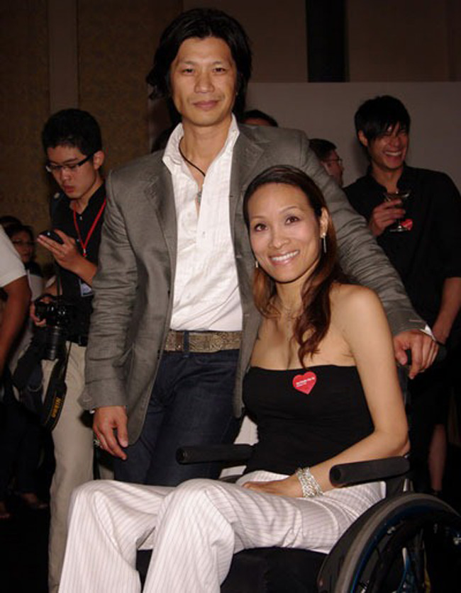 Người vợ đầu tiên của Dustin Nguyễn là cựu người mẫu Angela. Sau vụ tai nạn, cô phải ngồi xe lăn. Dustin luôn ân cần chăm sóc cho vợ nhưng cả hai cuối cùng quyết định chia tay.