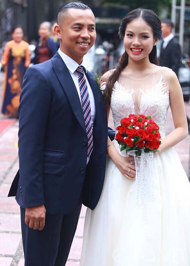 Sau chuyện tình với Khánh Thi, Chí Anh cuối cùng đã lên xe hoa với cô dâu Khánh Linh kém anh 20 tuổi. Dù khoảng cách chênh lệch tuổi tác nhưng cặp đôi được nhận xét xứng đôi vừa lứa.