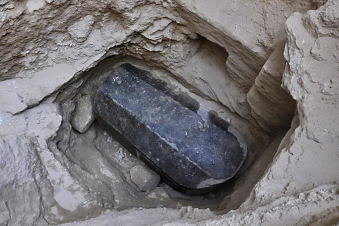 Phát hiện quan tài nguyên vẹn hiếm thấy sau 2.000 năm ở Ai Cập. - 1