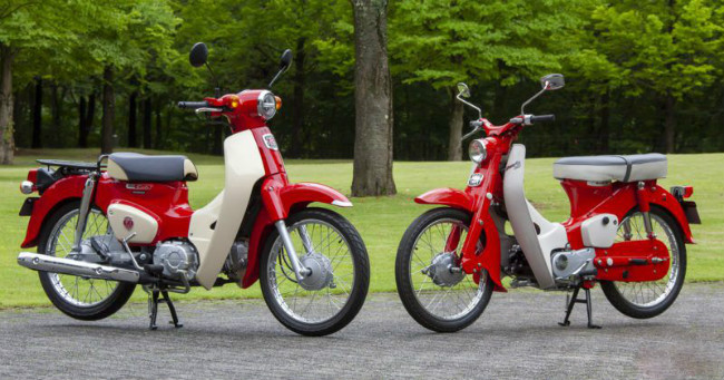 Nếu có một mẫu xe số bình dân nào tạo nên thần kỳ vô tiền khoáng hậu thì đó chính là Honda Super Cub, một mẫu xe đã vượt doanh số 100 triệu chiếc được bán ra trên toàn cầu, trở thành xe máy phổ biến nhất hành tinh. Ảnh Honda Super Cub bản kỷ niệm 60 năm màu đỏ (ảnh bên trái) và 1962 Honda CA100.