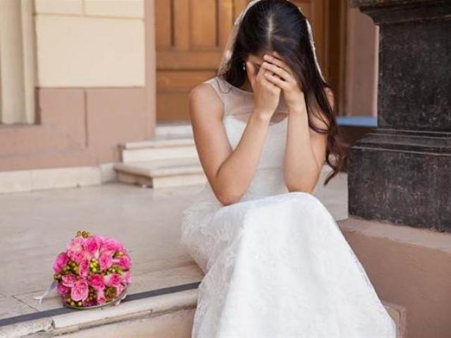 Thấy cô dâu khóc nức nở chụp ảnh cưới, nhiếp ảnh gia làm điều không ngờ