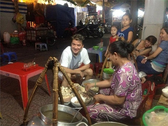 Đàm Vĩnh Hưng đi ăn một mình ở những quán vỉa hè gánh hàng rong của người dân thường.