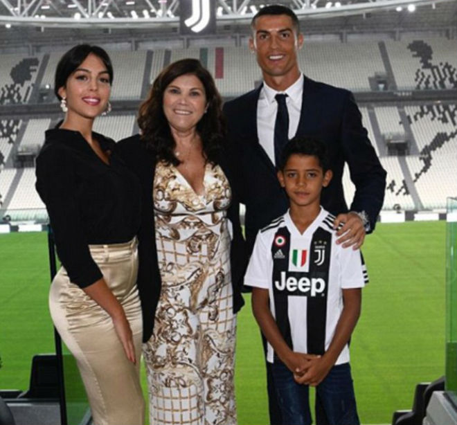 Ronaldo về Juventus: Mẹ “ông trùm” gieo sầu cho triệu fan MU - 1