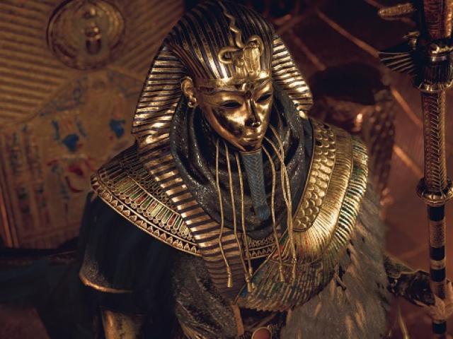Lo sợ ”lời nguyền pharaoh” khi mở quan tài 2.000 năm ở Ai Cập