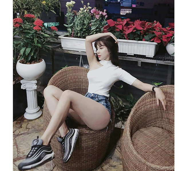 Diệp Lâm Anh chọn mặc quần siêu ngắn với áo dài tay như hot girl phòng gym Yến Xuân. 